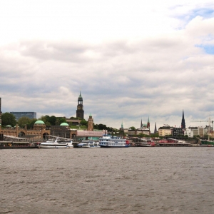 Die Elbe an den Landungsbrücken (links) der Kirchturm Mitte links ist der Michel und Mitte rechts der Turm der im Weltkrieg zerstörten Nikolaikirche