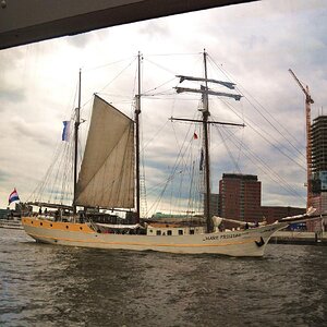 Ein Holländer zu Besuch in Hamburg (eigentliche Heimat des Reeders Luxemburg ersichtlich an der rückwärtigen Flagge) im Hintergrund der Rohbau der Elbphilharmonie