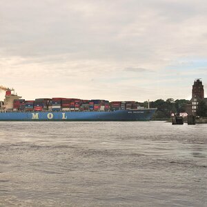 Die MOL Prestige in voller Länge (292,0 Meter und 40,0 Meter Breite) an der Lotsenstation Finkenwerder
