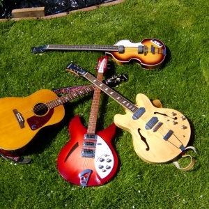 The Beatlesgear (Höfner 500/1, Epiphone Inspired By 1964 Texan, Rickenbacker 340, Epiphone Casino)