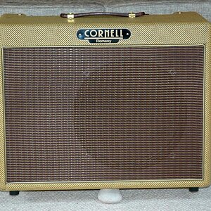 Cornell Romany Plus, 10 Watt Röhrenamp mit Reverb, integriertem Powersoak und deaktivierbarem Tone Stack. Ein Amp mit BF- und Tweed Sounds. Für mich der Amp für die Insel. RP 440