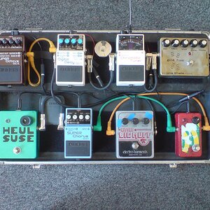Effektboard9 
Goldfuzz - TU2 - DD7 - OC3 - Little BigMuff - Musikding Lineal - CH1 - Heulsuse