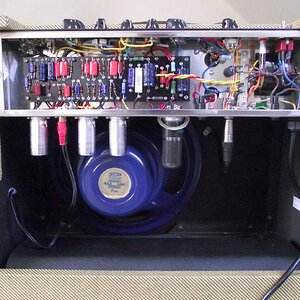 Cornell Romany Plus mit adäquatem Speaker und SYlvania 6V6 NOS. Da der Blue Bulldog mit 100db laut zur Sache geht ist für den Heimgebrauch die kleinere Röhre angemessen.