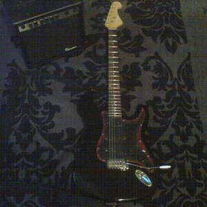 Meine E-Gitarre
- Palisander- Griffbrett 
- Geschraubter Ahorn Hals 
- ST-Style
- Korpus aus massivem Holz 
- 3 Single Coils
- 5 Weg Schalter
- 1 Volume Regler
- 2 Tone Regler
- Tremolo System

Tenson Verstärker
Gain, Volume
Master Volume
Trebel, Midle, Bass