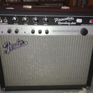 Fender Princeton Recording

eigentlich aus einer Laune heraus gekauft, aber er entwickelt sich zu meinem Hauptlieblingsübungsamp. 

Klein, kompakt und sehr schöner SOund, auch wenn er nicht an einen echten Princeton herankommt