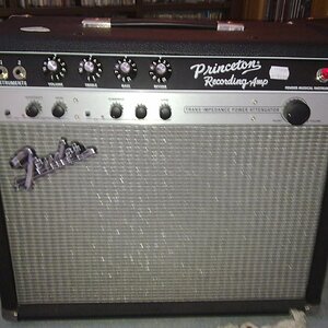 Fender Princeton Recording

eigentlich aus einer Laune heraus gekauft, aber er entwickelt sich zu meinem Hauptlieblingsübungsamp. 

Klein, kompakt und sehr schöner SOund, auch wenn er nicht an einen echten Princeton herankommt