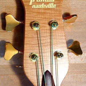 Der Framus Nashville Semi-Acoustic Bass mit Cocobolo-Decke. Abziehbild speziell angefertigt.