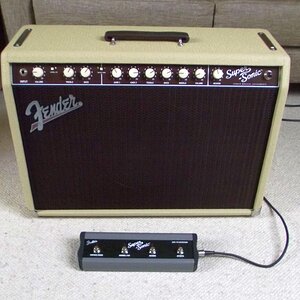 Fender Super Sonic 22, Überflieger-Amp mit Imageproblem, es eilt ihm zu Recht der Ruf voraus mehr oder weniger stark zu rauschen, das ist auch bei meinem so. Aber: Er klingt und ich kenne nichts, was einen vergleichbaren Zerrkanal offeriert.

Er ist aufgrund seiner Vielseitigkeit bei gleichermassen kompakten Maßen und erträglichem Gewicht  mein "Mädchen für Alles", seinen primären Job erledigt er derzeit im Wohnzimmer. Er ist mein vielseitigster Amp, der Rest ist PTP und eher "speziell" unterwegs.

CR-342319