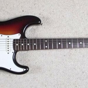 Squier 1983 JV Stratocaster mit original amerikanischen PU's und CTS Pots, habe einige Zeit gebraucht bei EBay eine zum guten Kurs zu schiessen, Here it is! JV 40278