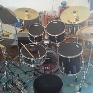Jetzt mit Dämpfmatten! Die bringen erstaunlich viel, Tür zu und niemand hört euch. Lediglich auf der bassdrum muss man ein wenig fummeln und die Becken halt "doppelt" dämpfen.
Achja und mit einem alternativem Cymbal-setup... Hoffentlich ist das effektiver :<