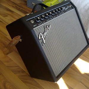 fender super champ xd

schöner Amp eigentlich, aber eben nur eigentlich
hat den sound aber nicht die Dynamik eines Röhrenamps