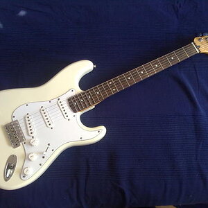 fender stratocaster korea

bessere Pickups - keine Ahnung wo die her sind, aber klingen super!

scalloped ab dem 15 Bund - wollte ich schon immer mal haben ;-)

musste aber gehen wegen akutem GAS