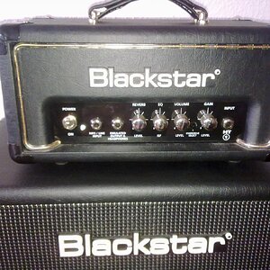 Blackstar HT1-R
Sehr dynamischer Amp und puristischer Aufbau

Klingt sehr gut braucht aber eine hell klingende Box wie die dazugehörende mit Celestion 70/80

Wegen Überschuss aber wieder verkauft