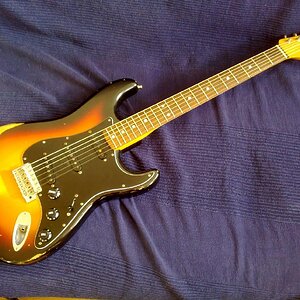 60er Roadworn in Sunburst

Überraschend leicht und schwingt sehr schön.

Das Relic bräuchte ich nicht unbedingt, aber die road worn sind die einzigen aktuelen Strats mit 7,25" Griffbrettradius und hohen Dunlop 6105 Bünden

Was mir nicht gefallen hat sind die Texas Specials die verbautr waren, ich stehe halt auf underwound und deswegen schöne ST60 von Kloppmann rein