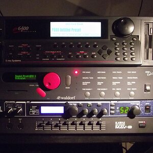 So langsam füllt sich das Rack: Nun mit Kawai MIDI Mapper, ein sehr komfortables Tool zur MIDI-Implementation der elektronischen Klangerzeuger.

Emu Systems E6400 mit 128 MB RAM und der kompletten Emu Sample Library. Bis heute für mich der beste aller Sampler und dies mit einer Modulationsmatrix und Filtern, die manchen Synth recht alt aussehen lässt. Seine leichte Bedienbarkeit spricht ebenfalls für ihn.

Waldorf Microwave 1 Wavetable Synthesizer mit analogem VCA und VCF. Der PPG Nachfolger ist mein absoluter Synthesizer Favorit. Von brachialen Bässen und FX Sounds über Bells, rauchige Artefakte, digitale Nasalklänge, Filtersweeps, prägnante Arpeggiosounds, schneidende Leads, spektakuläre Wellendurchläufe bis hin zu warmen analogen Pads ist alles dabei. Es klingt immer fett oder definiert und stets inspirierend.

Mit Stimminstabilitäten bei Temperaturschwankungen hat man wegen der digitalen Wellenformen nix am Hut :).

Die Modulationsmatrix ist ausgefuchst wie bei den ganz Großen, kein Wunder also dass er ein Kultsynthie ist und sehr bald zu den ganz Gesuchten gehören wird. Die Amis kaufen den deutschen EBaymarkt bereits leer.

Niemals gebe ich den wieder her. Bj. 1994....man beachte den guten Zustand. Das ist near mint. Nochmal ein dickes Danke an den Vorbesitzer.

Das Lexicon MX400 Dual Stereo/Surround FX darunter passt wie Faust aufs Auge denn der Microwave ist ein Synth ohne FX Sektion und auch nur 8 stimmig Multitimbral, dafür aber mit sehr kompletter MIDI Implementation.

Rechts ein AKG 271 MKII, ein völlig selbstloses Geschenk meiner Freundin :). Gute Micky Maus für den Mix beim Recorden. MW: 9513685