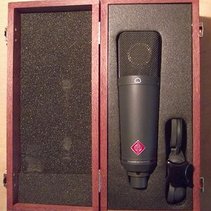 Neumann TLM 193, mein Kondensatormikrofon fürs Homerecording. Es gehört zu den weniger bekannten Neumännern, bildet recht neutral ab, ohne Hype in den oberen Mitten. Für Vocals muss man dort etwas mit dem EQ anpassen, sonst klingt es etwas flach. 

Ansonsten kann es Alles für den täglichen Bedarf: Gesang, akustische Instrumente und Ampabnahme. 00764