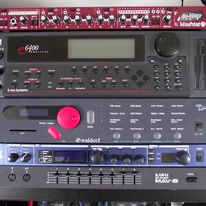 Rack nun mit altem Mindprint Envoice. Es gibt dem E-Bass beim Recording das nötige Fundament und durch den Röhrenkompressor ein kompaktes Format.
