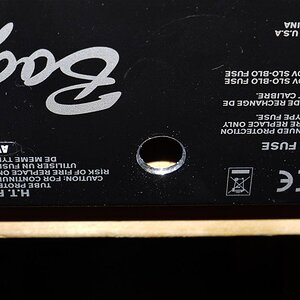 4. Bohrt ein Loch für eure Kinkenbuchse (ihr könnt auch XLR oder sonnst was nehmen). Darauf achten, dass die offene Seite vom Amp nach unten zeigt. Dann gibt’s nachher weniger Metallspäne aus dem Inneren zu entfernen. Eine andere Möglichkeit ist auch n Stück Gafa von innen dagegen zu kleben, versaut nur gerne auch den Bohrer. Nach dem Bohren AKRIBISCH alle Metallspäne entfernen. Ihr wollt die beim Betrieb nicht im Amp haben – garantiert.