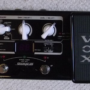 Vox StompLab, kleines Multi FX, dient mir aber auch als Preamp/FX für schnelle Recording Entwürfe und als In Ear Reise Amp. 008325