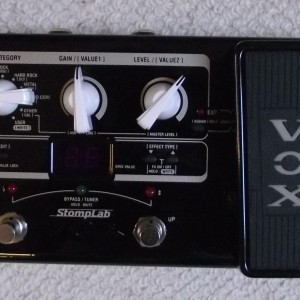 Vox StompLab, kleines Multi FX, dient mir aber auch als Preamp/FX für schnelle Recording Entwürfe und als In Ear Reise Amp. 008325
