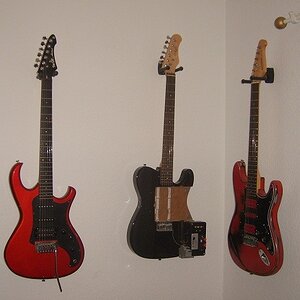 White Wall (Die mittlere Gitarre ist meine Tonabnehmer-Testgitarre, die ich allerdings demnächst umbauen möchte)