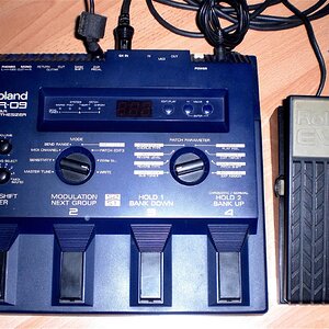 02 Roland GR 09 Guitar Synthesizer