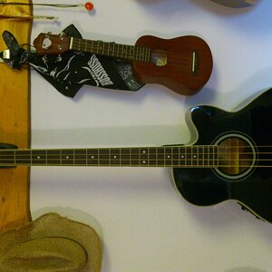 Ibanez 
AEB8E-Black (und die kleine Ukulele: Ibanez UKS10) 
Akustik Bass mit Wunderbar erdigem Sound! 
In Karlsruhe erworben.
