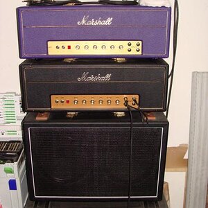 Meine Marshall-Clones und Boxen:
Oben 1987x
darunter JTM45
darunter 2x12" mit Celestion Greenback
darunter Marshall 1936 mit G12 Vintage