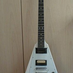 Gibson Flying V ´72

Tja, mit 15 war ich mal Schenker-Fan. Und wie Schenkers V hatte die hier auch mal einen Halsbruch. Und der Lack ist auch nicht mehr original. Der Originale Lack war rot. Der Pickup am Steg ist ein DiMarzio Super 3.