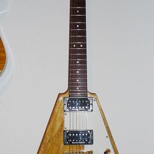 Hamer Vector Korina

Das ist die teuerste Gitarre, die ich besitze. Die Hamer Vector Korina ist eine Replik der ´58er Gibson Flying V, die heutzutage unglaublich selten und teuer ist. Daher ruft auch Hamer einen stolzen Preis dafür auf: $4700

Die orginalen SH-1 waren mir zu brav und mit der Goldkappe das ganze auch viel zu barock. Jetzt sind ein SH-5 am Steg und ein SH-2 am Hals drin. Ich finds gut ;-)