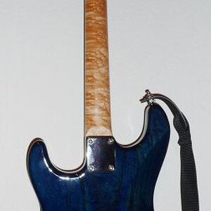 Warmoth Edel Strat von hinten

Der Hals ist einfach wunderschön. So eine Maserung hab ich noch nicht gesehen. Es ist eine Mischung aus Flames und Birdseyes. Auf der einen Hälfte überwiegen die Flames und auf der anderen dies Birdseyes.
