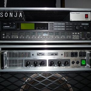 Mein Rack:

Mesa Triaxis 2.0 und t.c. G-Force an VHT 2-90-2, appetitlich dargereicht auf einer Mesa/Boogie 2x12 Half/Half mit EVM 12L...

In dem leeren Space darüber gab es als Beilage noch einen Sender, aber davon bin ich wieder abgekommen.