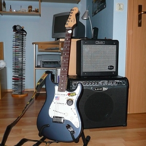 Fender Strat American Series 07 im Zimmer vor der Renovierung