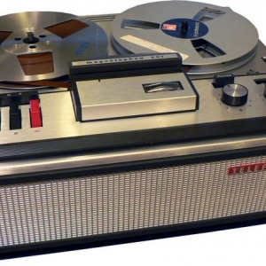 Mein erstes Tonbandgerät: Telefunken Magnetophon 200 (Mono, Halbspur, 9,5cm/sec), gekauft vermutlich 1969. (kein Originalbild).