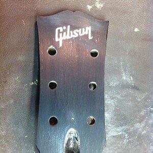 Tieferlegung Gibson-Schriftzug