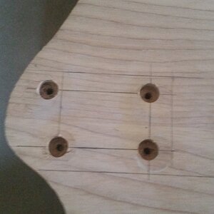 Löcher fertig für Halsbefestigung mit Neck Fix Bushes.