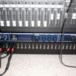 Lexicon MX400. FX für Stimme, Synth ect. Dual Stereo oder Surround Effektprozessor.
Das Patchbay darunter routet die Eingangssignale sowohl in den Mackie Mixer, als auch in den Yamaha HD Rekorder.