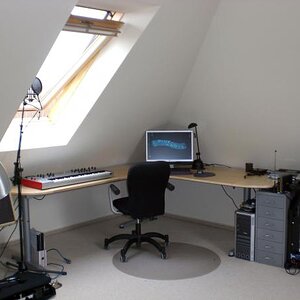 Panoramaansicht eines Sesselpupserarbeitsplatzes. Im Computer befindet sich die komplette Emulator Hard- und Software nebst Cubase Harddisk- und Sequenzing Software. Ich benutze Cubase aber nur als Sequenzer. Meine AW1600 liefert mir das benötigte haptische Erlebnis, sinnvolle Funktionsvielfalt und guten Sound.