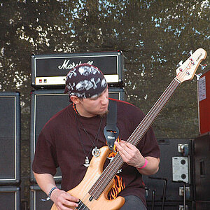 Meinereiner mit den "Victims of Madness" aufm Fuck the Flut Benefiz open Air 2002