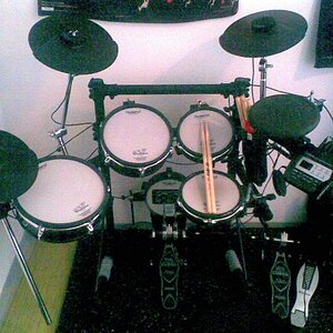 Momentan leider nur in Handykameraqualität vorhanden.
Naja, bisserl aufgemotzt, drei Becken, schöne Mesh-Pads, es macht echt Spaß darauf zu spielen, sogar die HH hab ich mittlerweile in Griff bekommen, jetzt nervt nur noch das Kick-Pad!