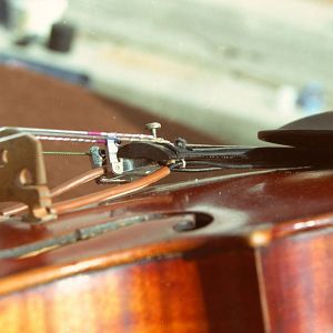 Akustische Geige mit K&K Twin Spot-Befestigung der Kabel am Saitenhalter