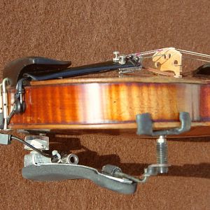Akustische Geige mit 3,5mm-Buchse an Kinnstütze und Wolf-Schulterstütze mit Poti und Buchse