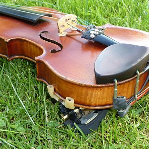 Akustische Geige Mit K&K Big Twin an 3,5mm-Buchse an Kinnstütze und 6,3mm-Buchse an Wolf-Schulterstütze