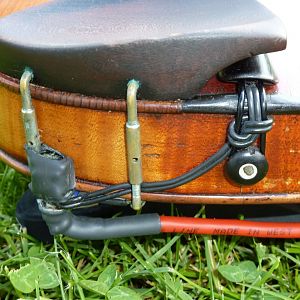 Akustische Geige mit 3,5mm-Buchse an Kinnstütze