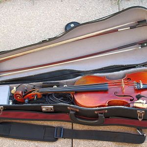 Montiertes DIY-Geigenmikrofon im Koffer