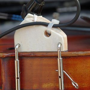 DIY-Mikrofon an Geige festklemmen