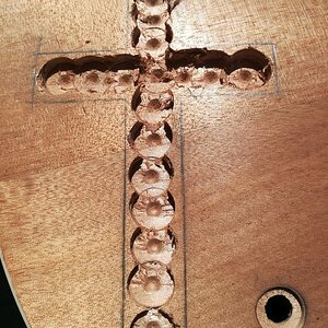 Das Kreuz ist mit dem Forstnerbohrer grob ausgeräumt