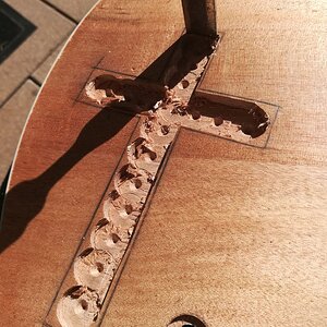 Nachstemmen der Kreuz-Kontur mit dem Stecheisen