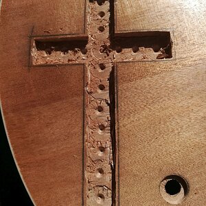 Die Kreuz-Kontur wurde mit dem Stecheisen nachgestemmt, ist aber noch zu eng.