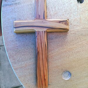 Die Kreuz-Kontur wird mit dem Stecheisen Stück für Stück nachgestemmt und angepasst